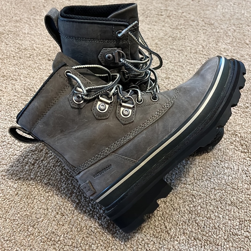 EUC- Sorel Lennox lace waterproof street boot Women’s size 6 Sage/dk moss